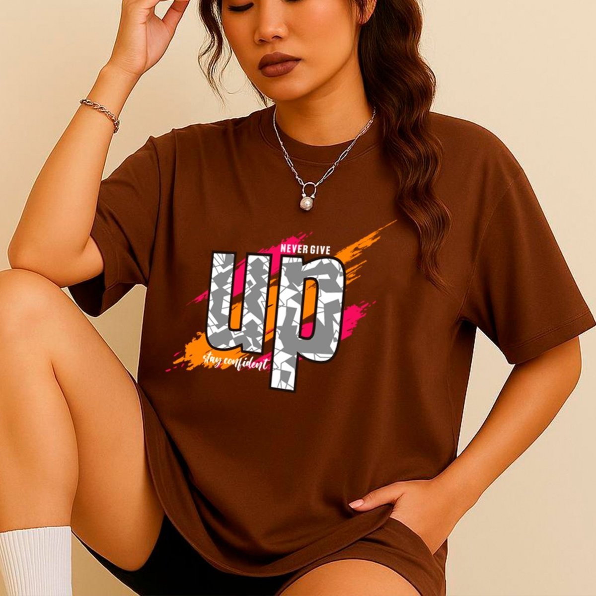 Imagem principal Camiseta Ousy Streetwear Never Give Up Tipografia Camuflada Oversized Unissex marrom ousy marrom