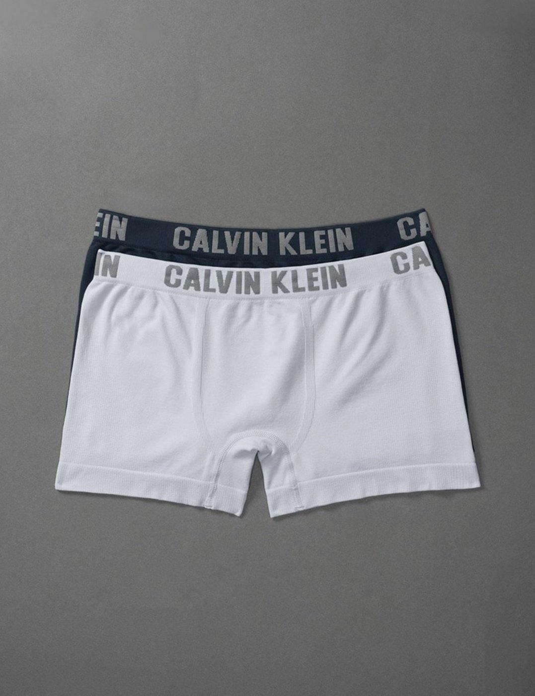 Imagem principal Kit 2 Cuecas Menino Trunk Sem Costura Calvin Klein Underwear - Marinho Com Claro Calvin Klein Jeans azul Calvin Klein Jeans azul