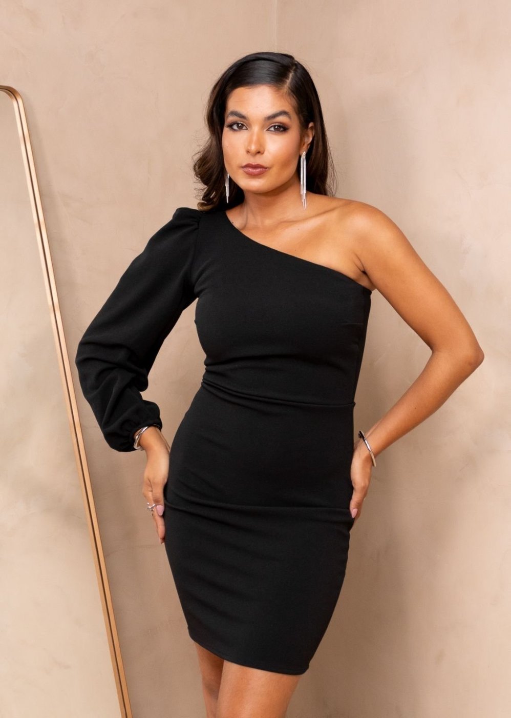 Vestido Curto uma Manga Tubinho Pinálie