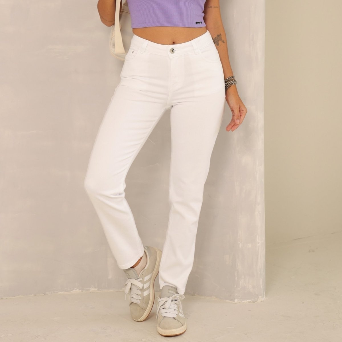 Calça Reta Sarja Barra Normal Feminina Revanche Ástigis