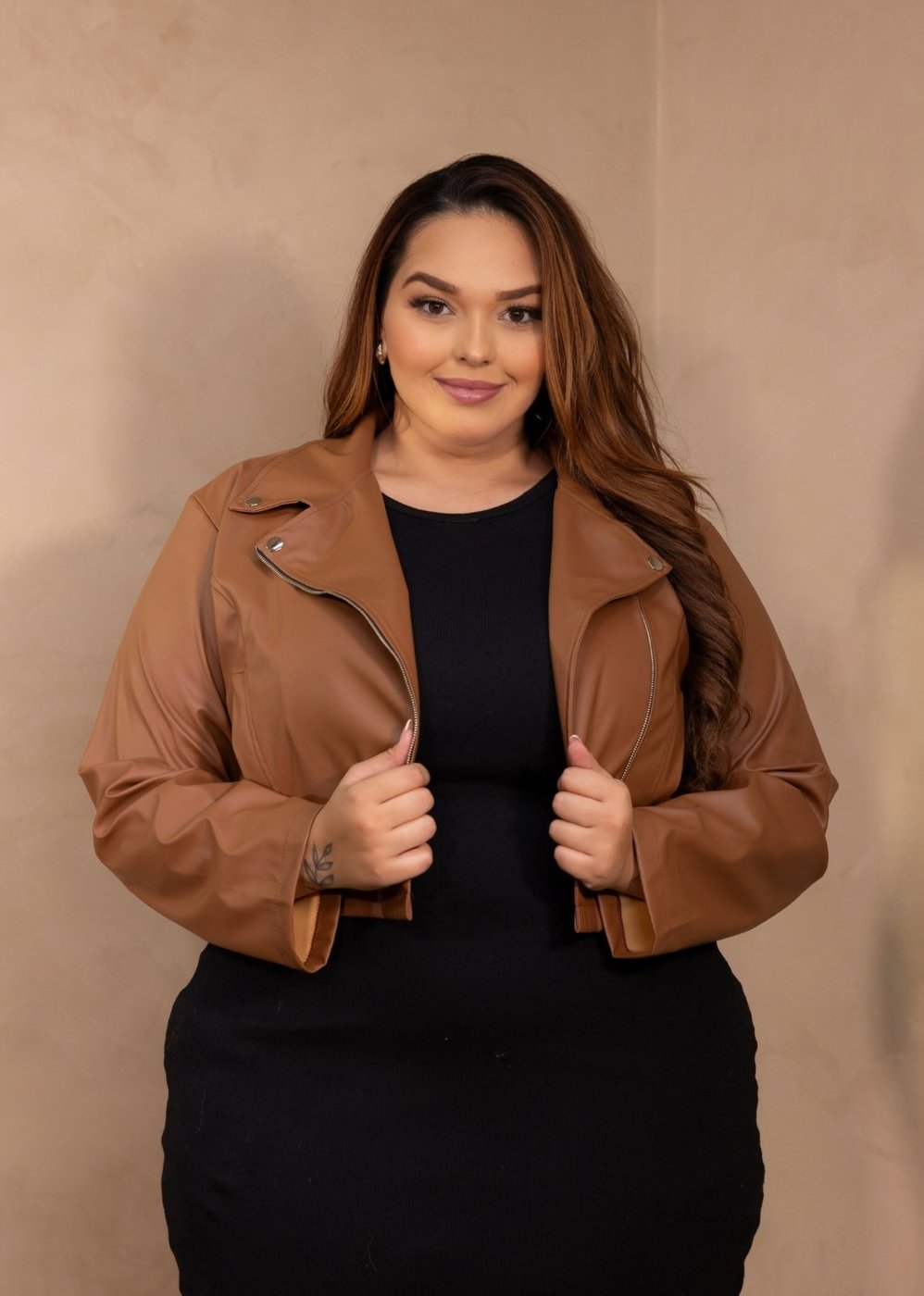 Imagem principal Jaqueta P.U. Cropped Plus Size Com Zíper Cia do Vestido Mocha Mousse marrom Cia do Vestido marrom