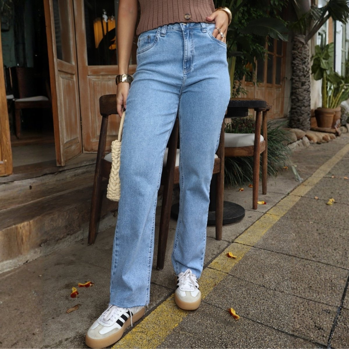 Calça Jeans Reta Cintura Alta Com Barra A Fio Feminino Revanche Soague