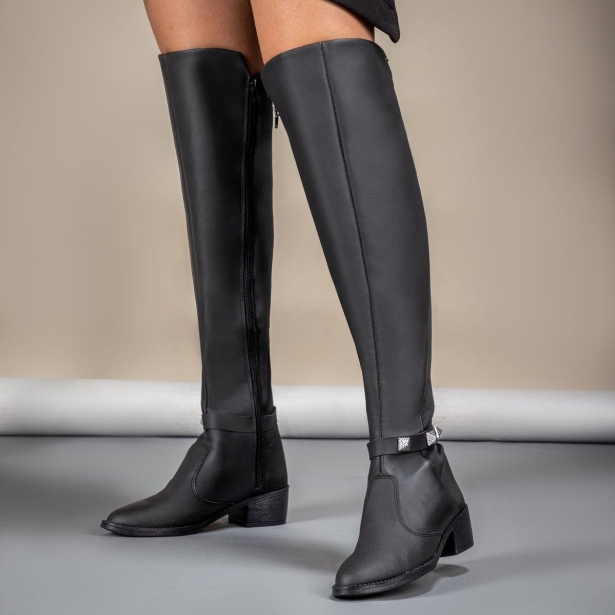 Bota Feminina Over The Knee GuGi Cano Longo Com Elástico e Zíper Lateral