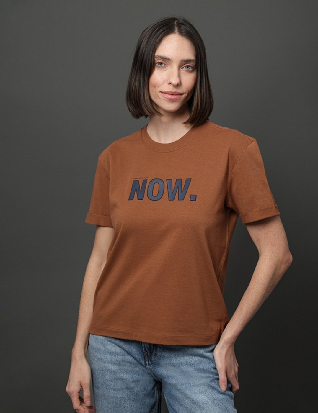 Imagem principal Camiseta Feminina Estampa Now Calvin Klein Jeans - Havana caramelo Calvin Klein Jeans caramelo