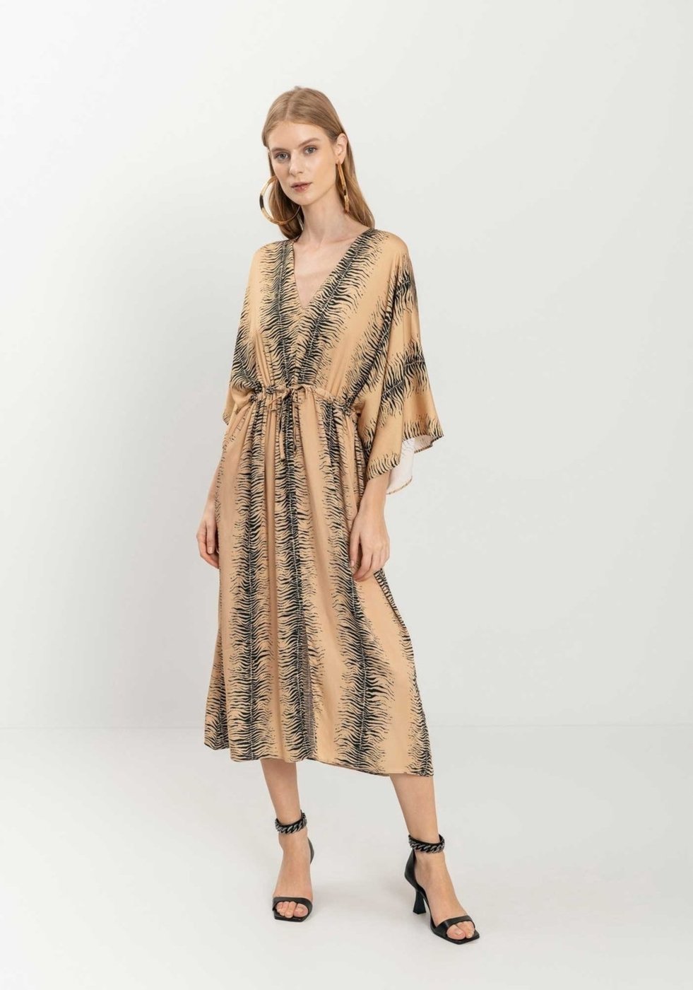 Vestido Midi Estampado Com Mangas Curtas E Fenda