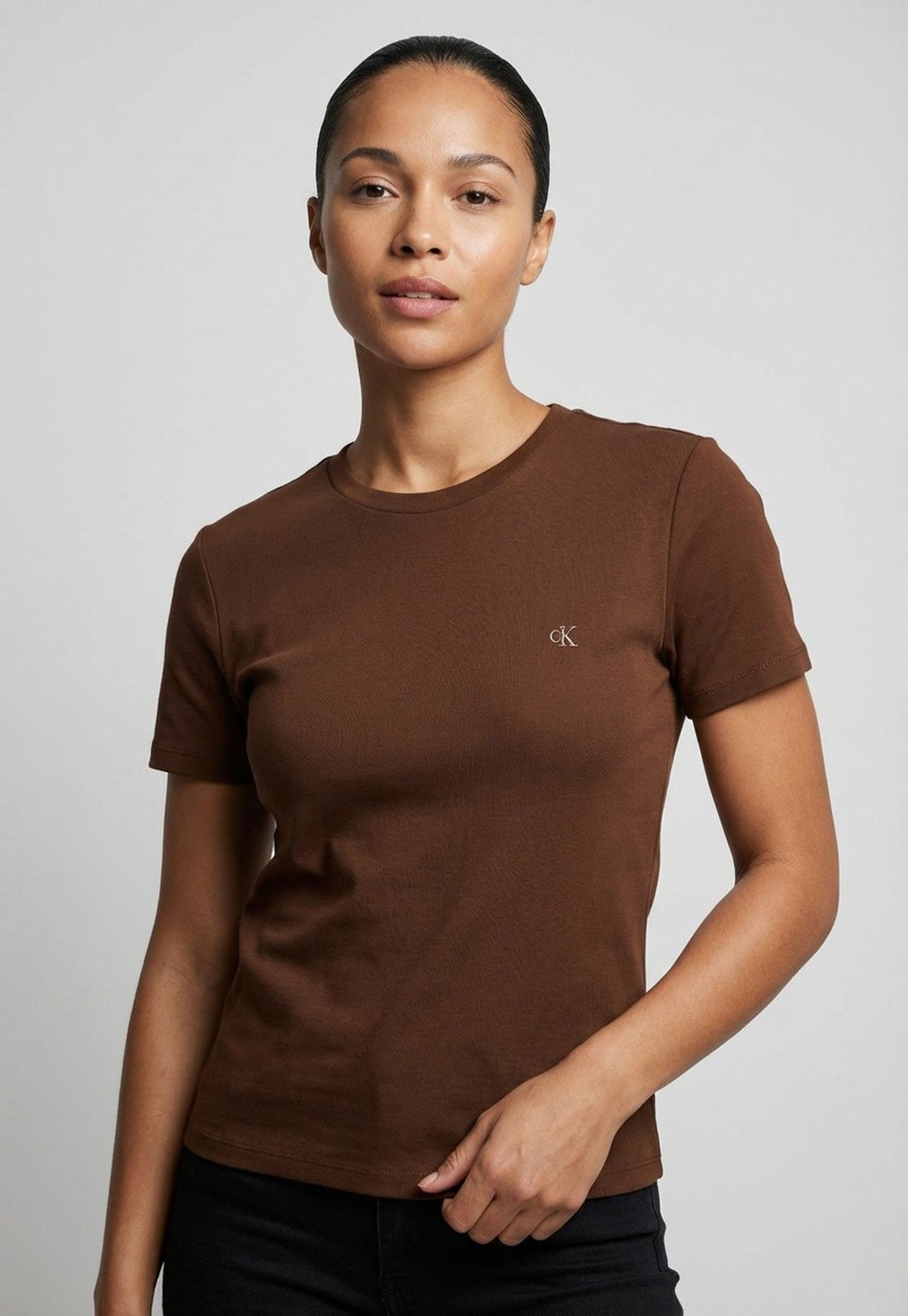 Imagem principal Camiseta Feminina Calvin Klein Jeans Logo Bordado verde Calvin Klein Jeans verde