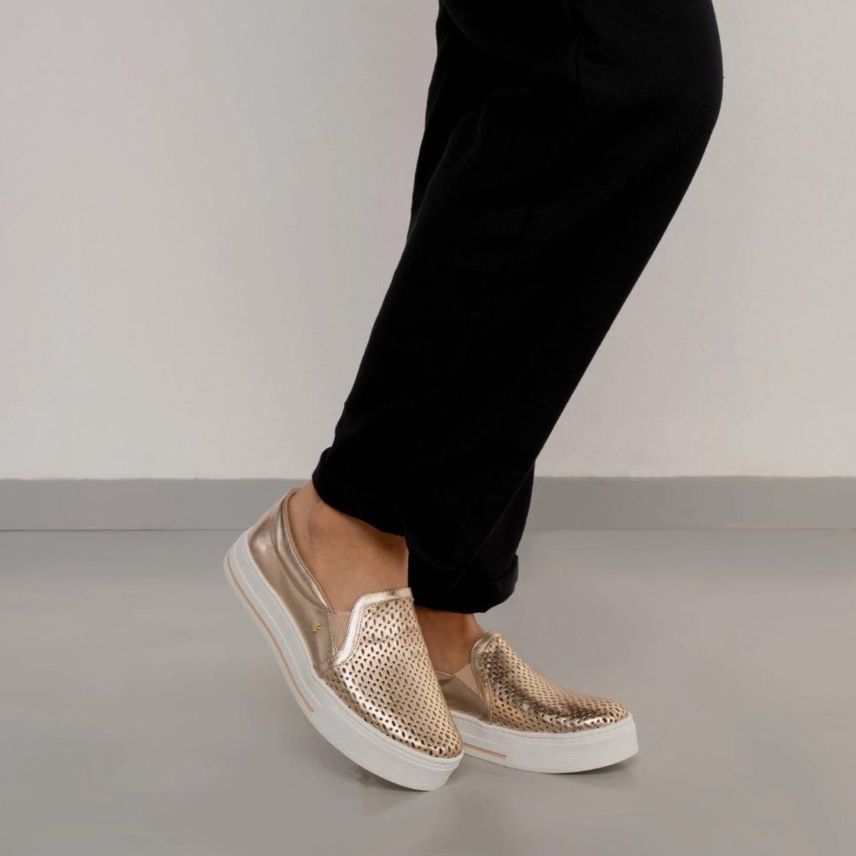 Imagem principal Tênis Via Marte Slip On Feminino dourado VIA MARTE dourado