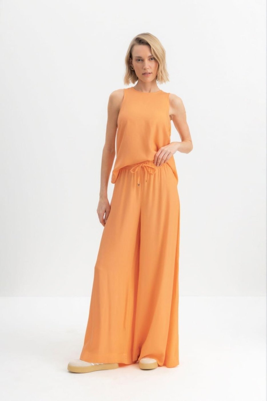 Calça pantalona feminina sarjada Essendi claro