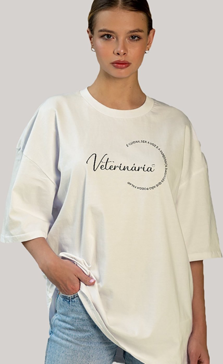 Imagem principal Camiseta Ousy Feminina Profissão Veterinária Luz e Esperança dos Animais Oversized Off White off-white white ousy off-white white