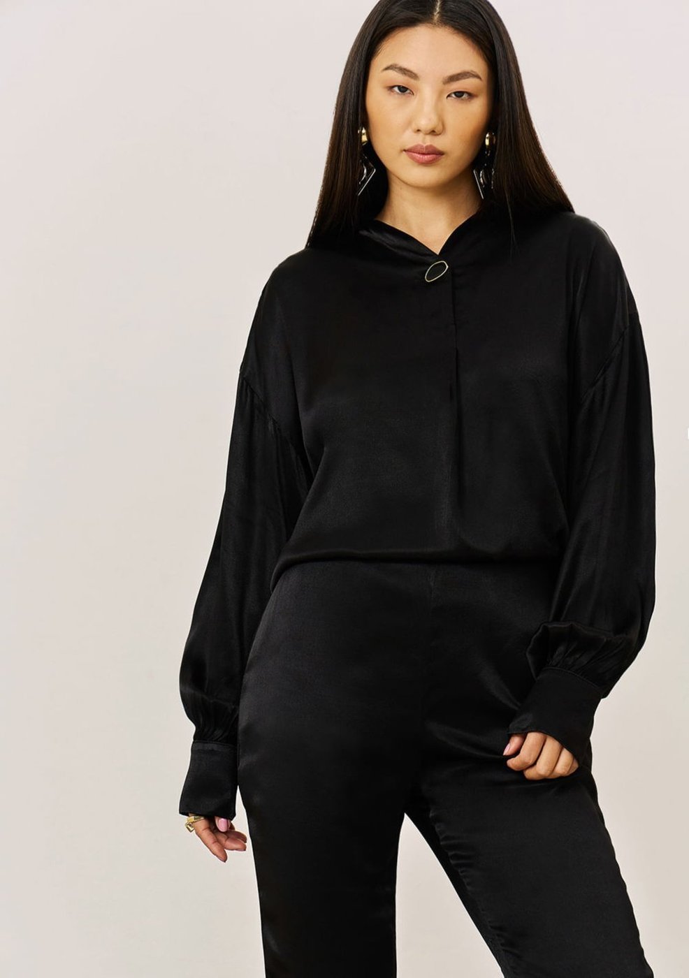 Imagem principal Blusa Iódice Solta Decote Transpassado Manga Longa Padrão preto IÓDICE preto