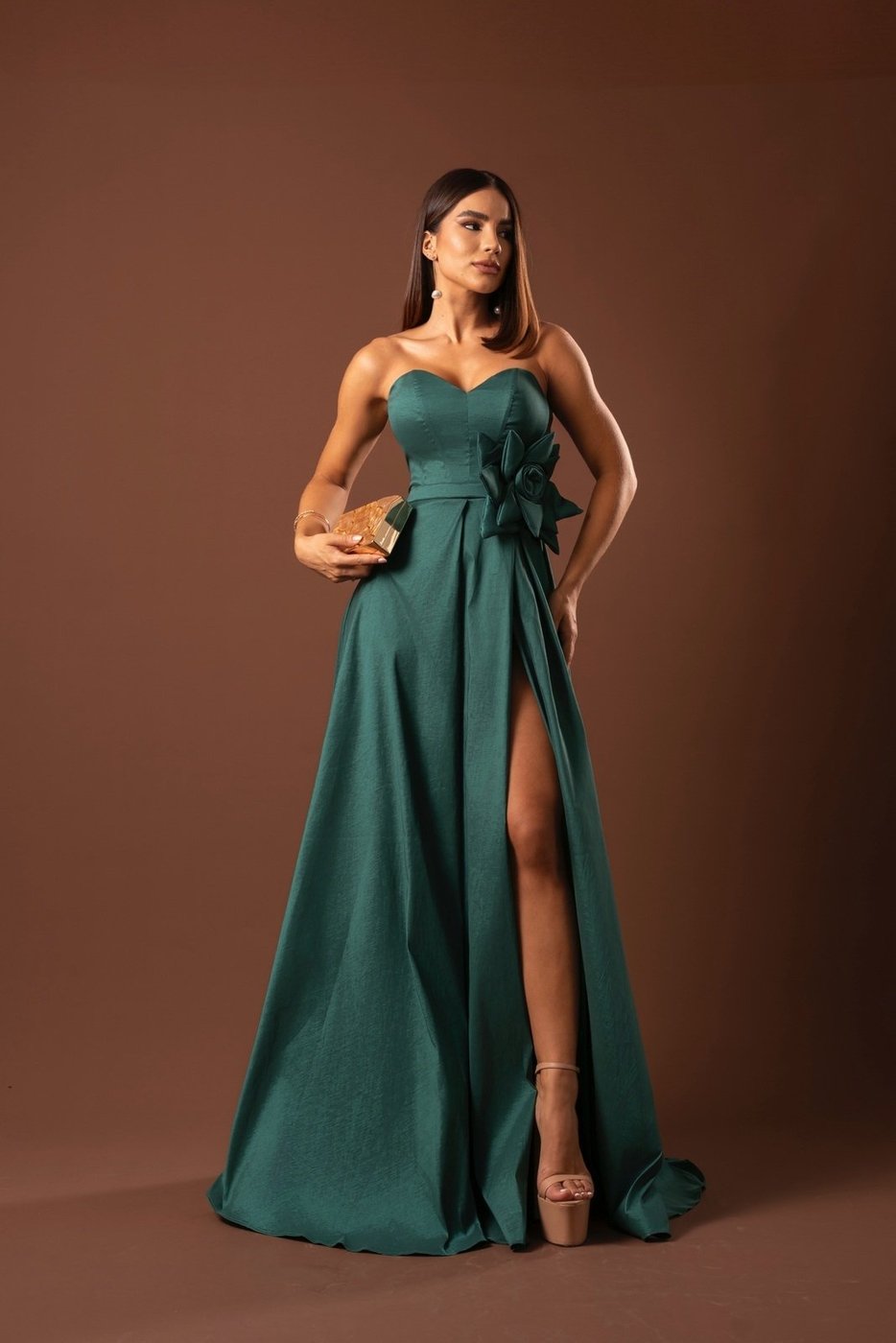 Vestido Longo de Festa Madrinhas Tomara que Caia com Flor Lateral Saia em A Marlenne Petróleo