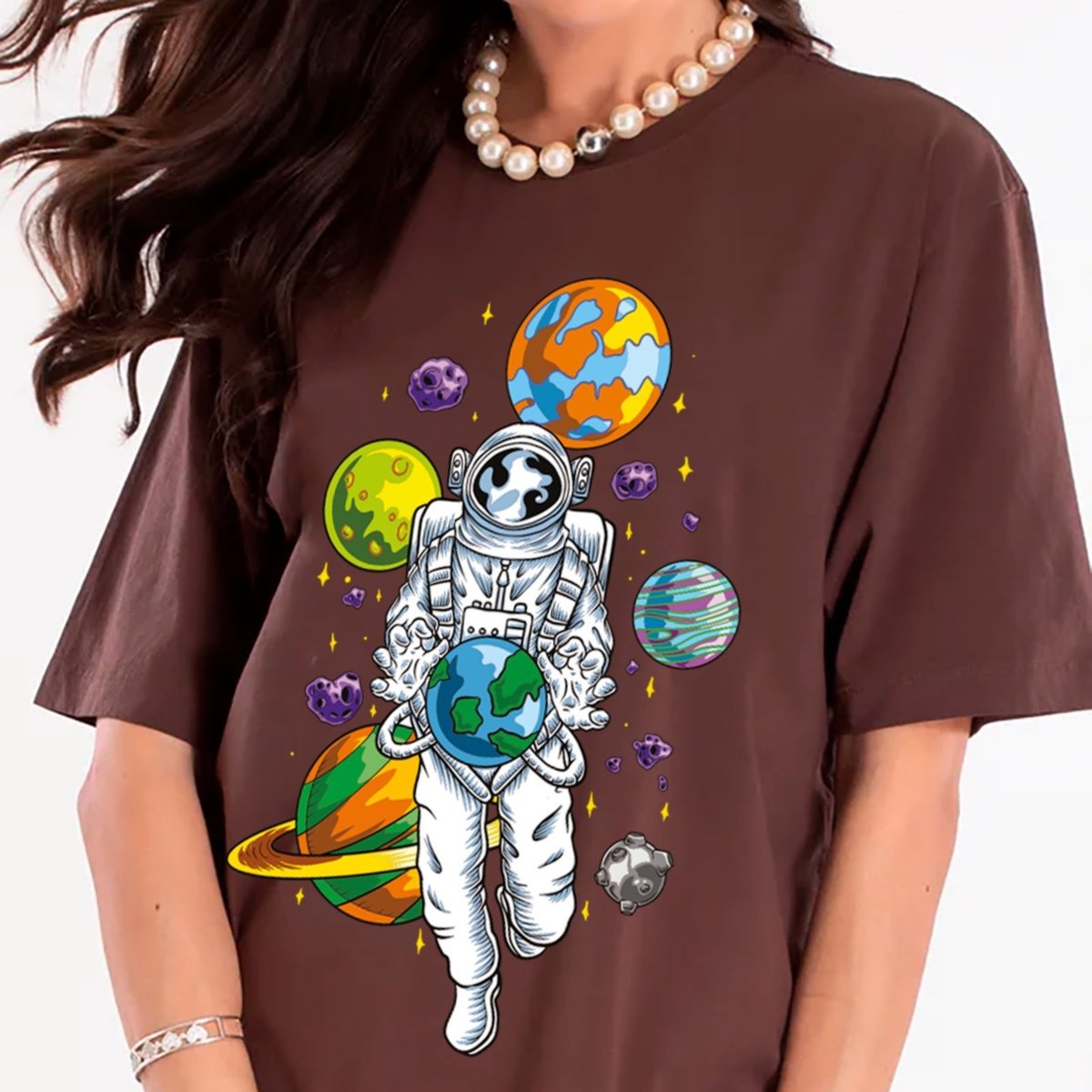 Imagem principal Camiseta Ousy Unissex Streetwear Astronauta Segurando a Terra Arte Cósmica Oversized marrom ousy marrom