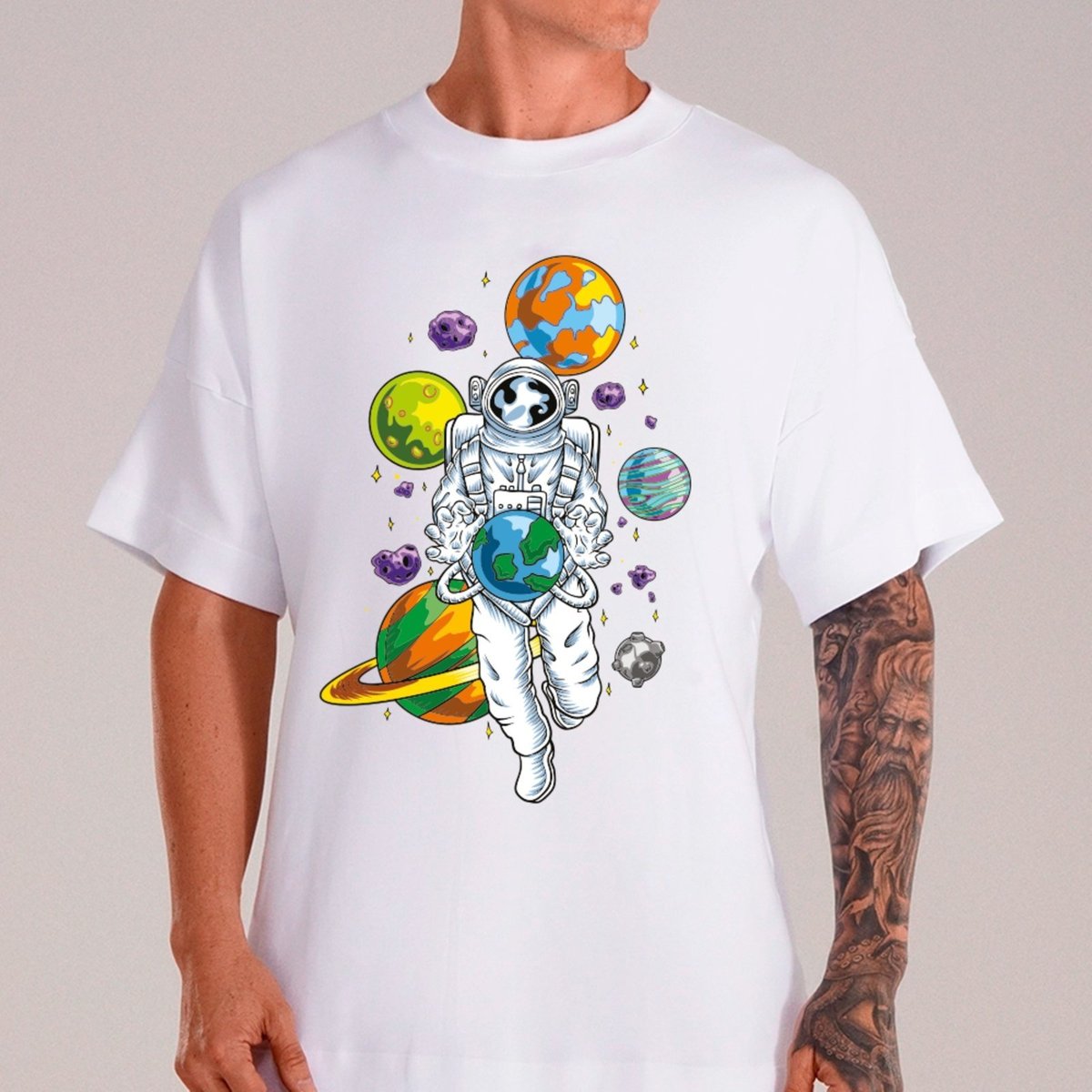 Imagem principal Camiseta Ousy Unissex Streetwear Astronauta Segurando a Terra Arte Cósmica Oversized marrom ousy marrom