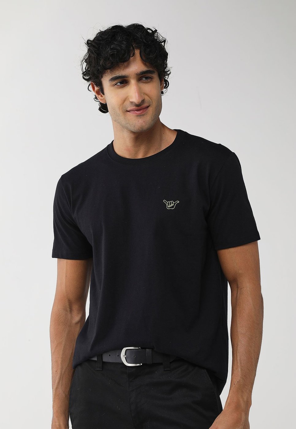 Imagem principal Camiseta Masculina Hang Loose Bordado Shaka Preta preto Hang Loose preto