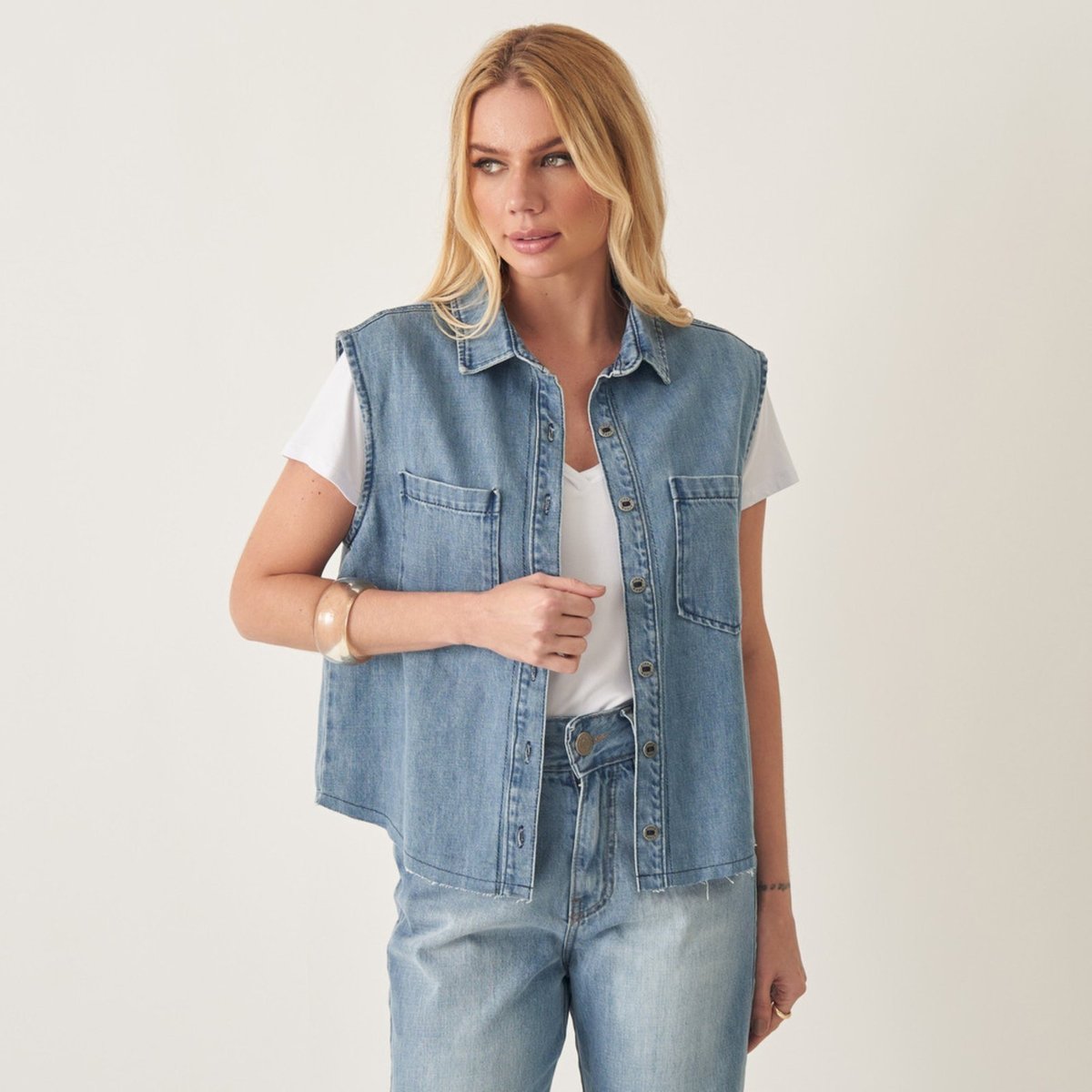 Camisa Colete Jeans com Bolsos Frontais