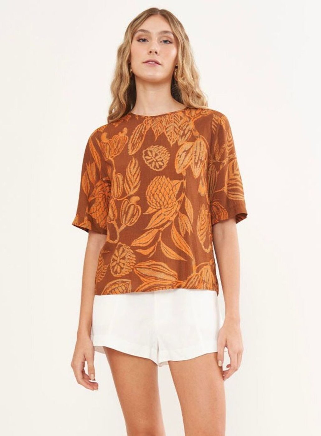 Imagem principal Blusa Estampada Manga Curta Colcci Jardim de Cacau marrom Colcci marrom