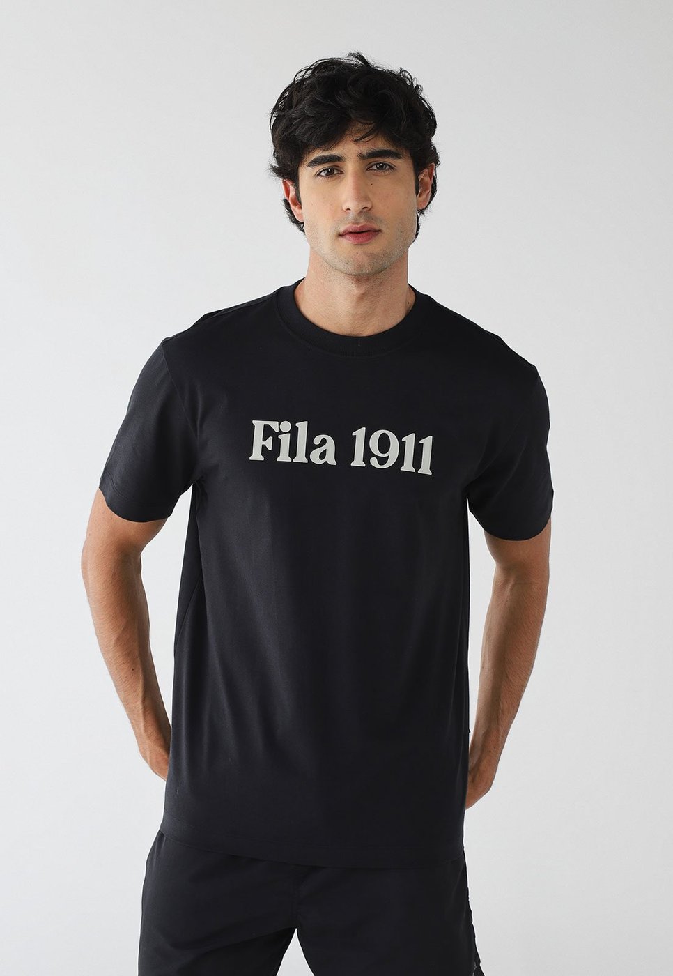 Imagem principal Camiseta Fila Reta Comfort 1911 Preta preto Fila preto
