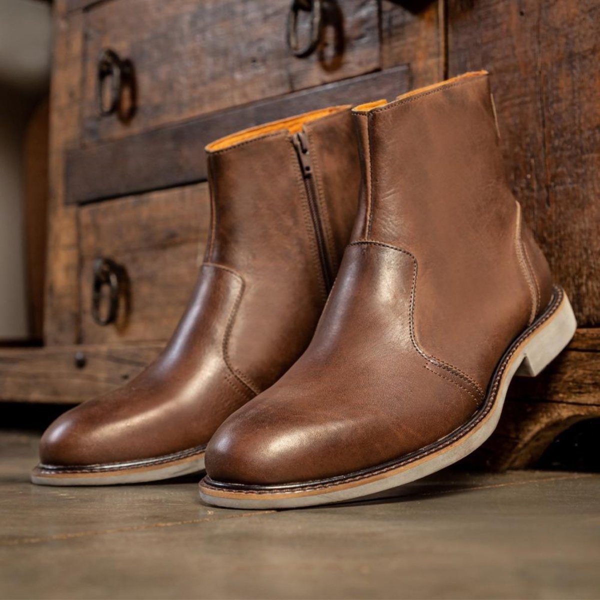 Imagem principal Bota Masculina Couro Look Stock Confortável Solado Costurado Lookstock Botinas marrom Lookstock Botinas marrom