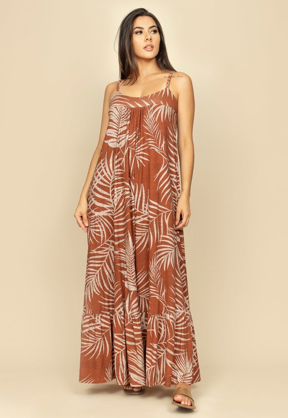 Vestido Longo Jataí Trapézio Malha Camadas Estampa Palmas Terra