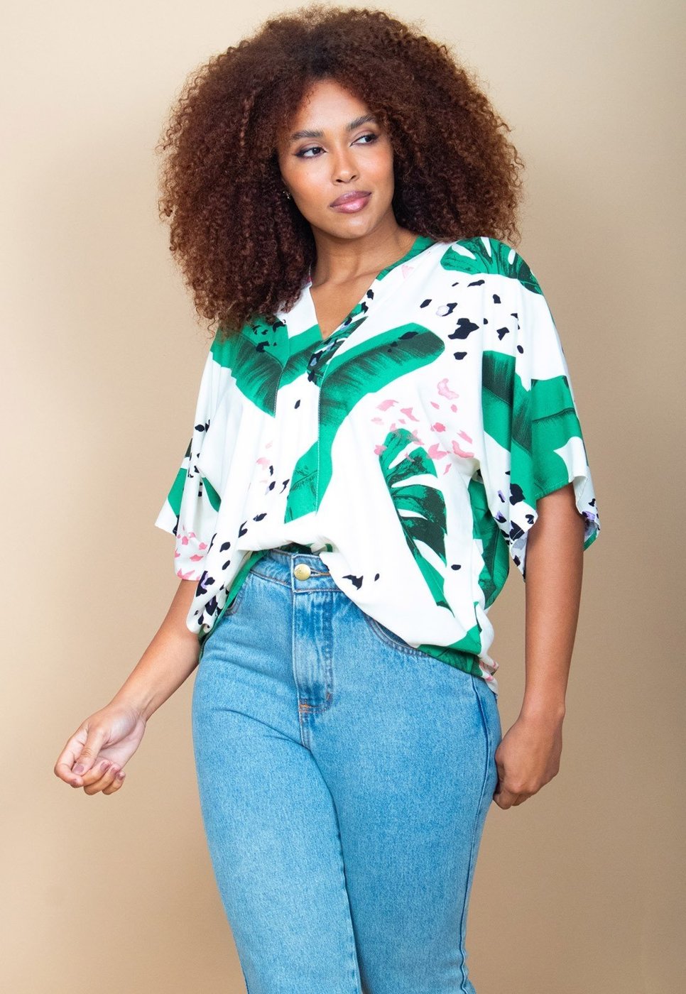 Imagem principal Blusa Cabanafree Gola V Manga Curta Estampa Folhagem Poética estampado/off-white/preto Cabanafree estampado/off-white/preto