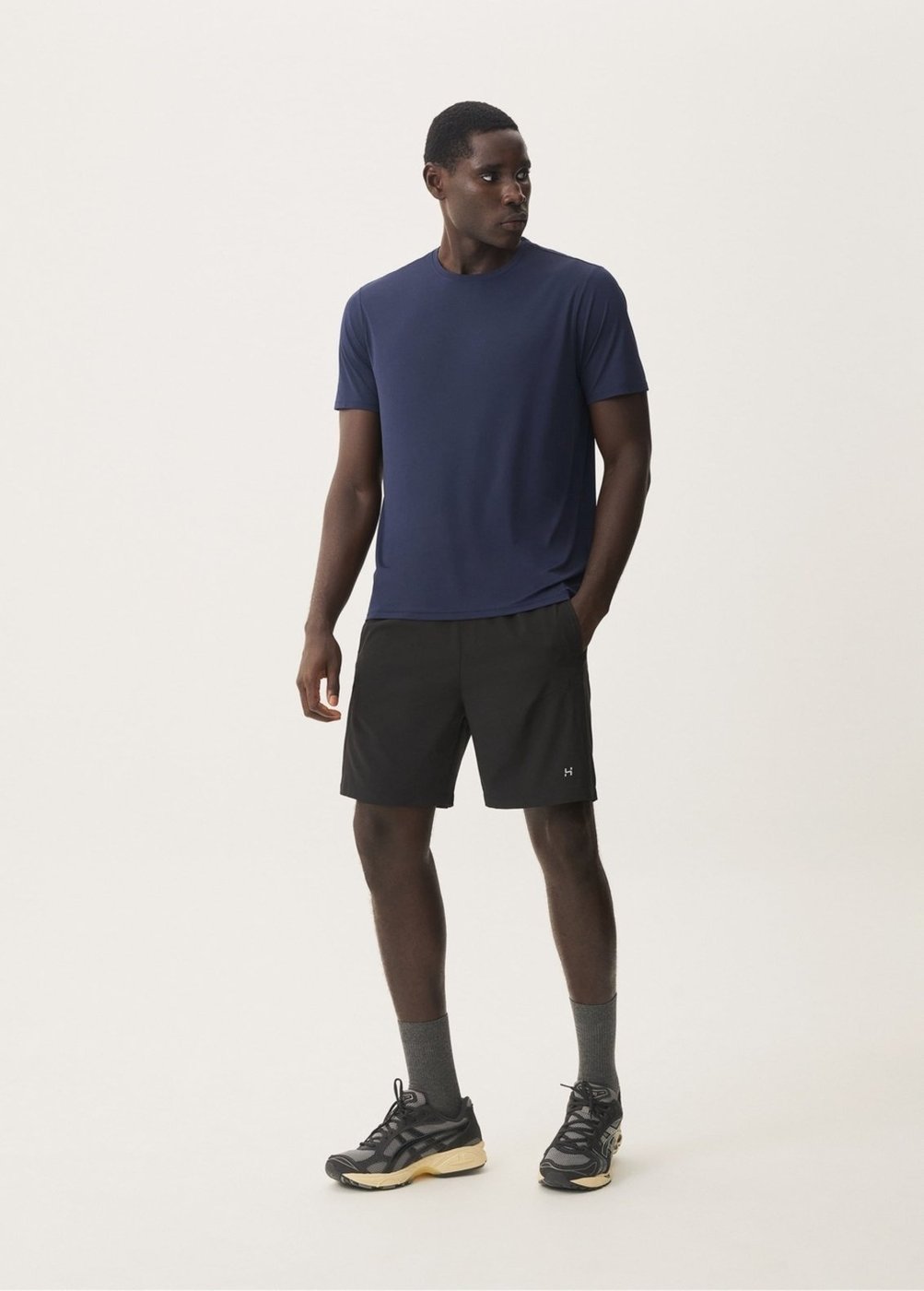 Imagem principal Bermuda Esportiva Masculina Com Recorte Hering HERING SPORTS preto HERING SPORTS preto