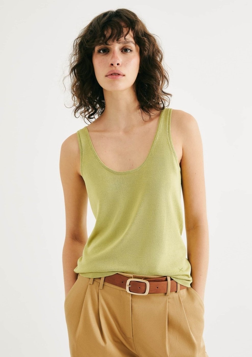 Regata Feminina Em Tricô Leve