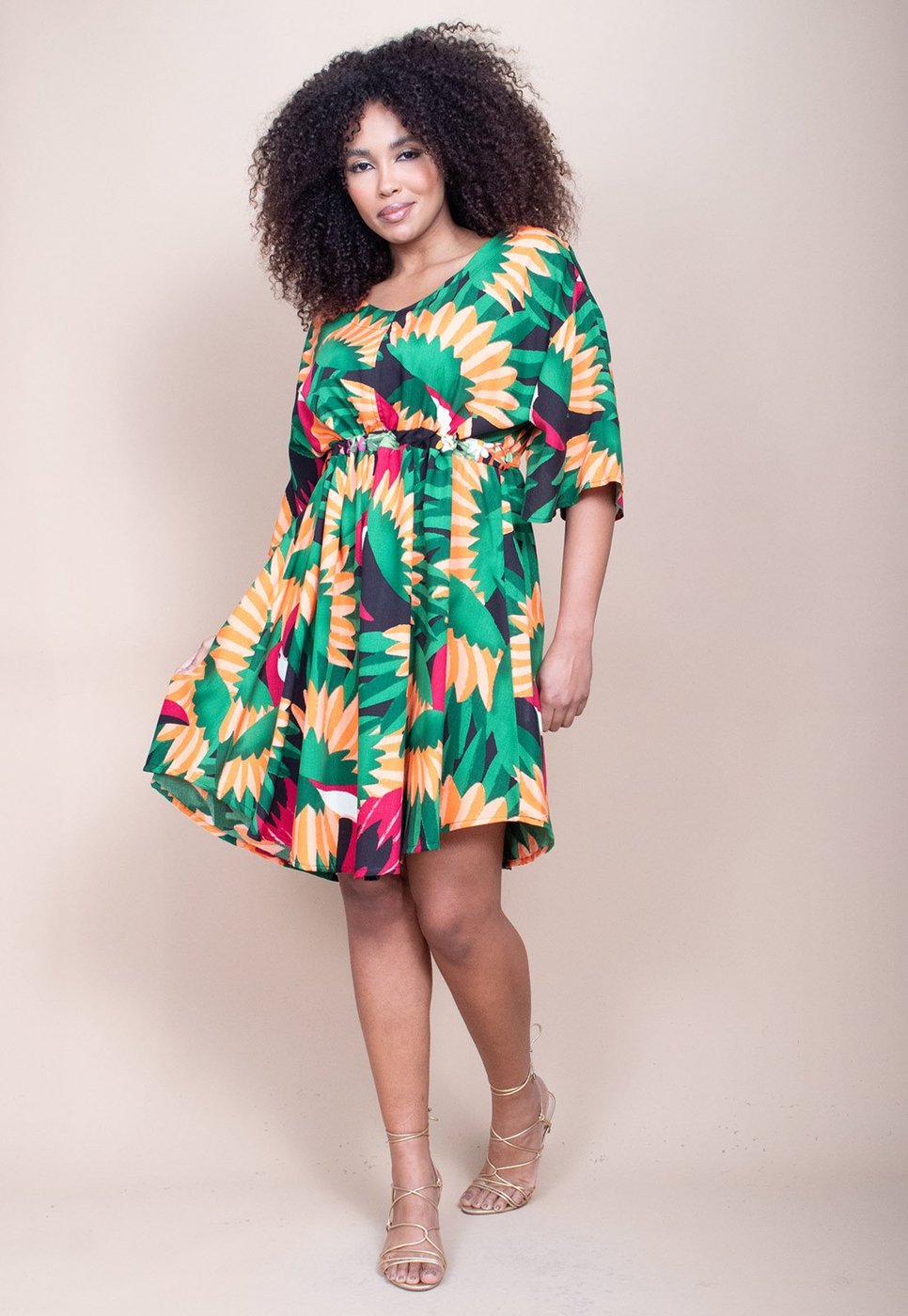 Vestido Curto CabanaFree Caaxixá Viscose com Cordão na Cintura Estampa Festas dos Tucanos