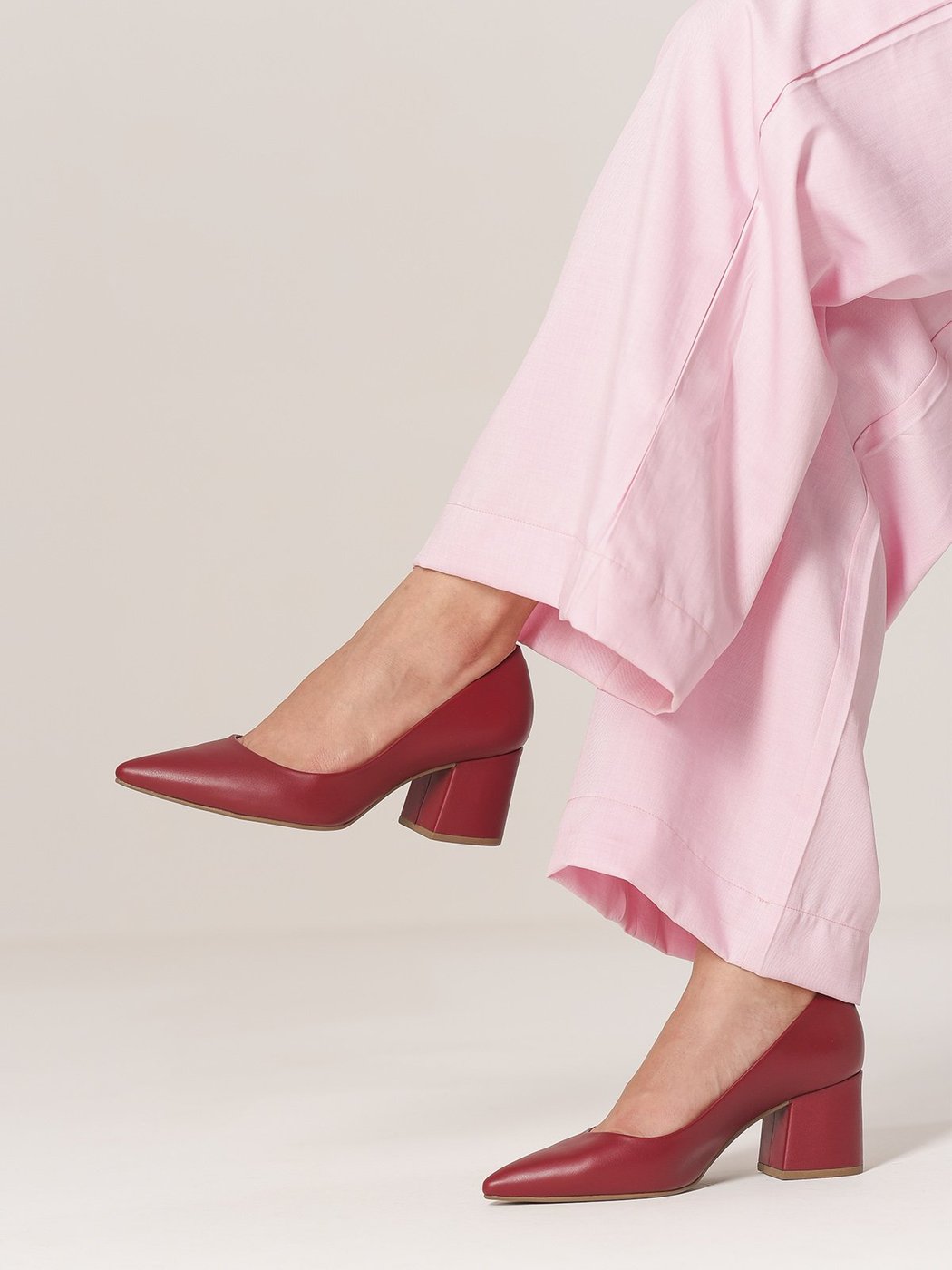 Scarpin Marsala Salto Bloco Médio Grosso