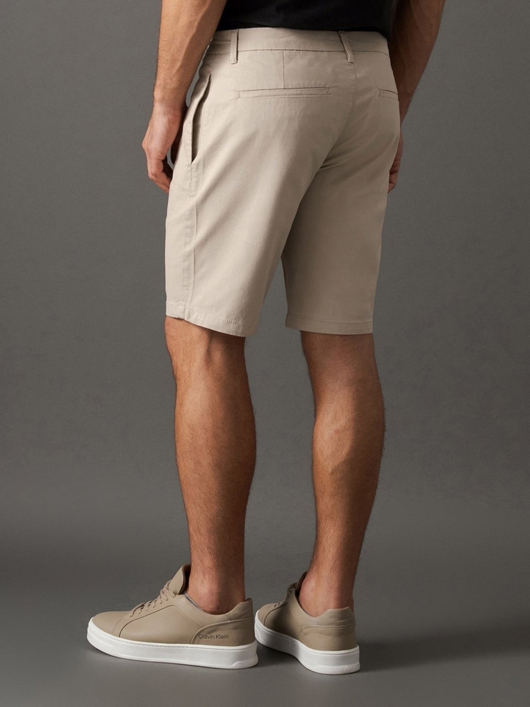 Imagem principal Bermuda de Chino Masculina Clássica Essentials Carnaby Calvin Klein - Caqui Medio CKS Premium Label cáqui caqui CKS Premium Label cáqui caqui