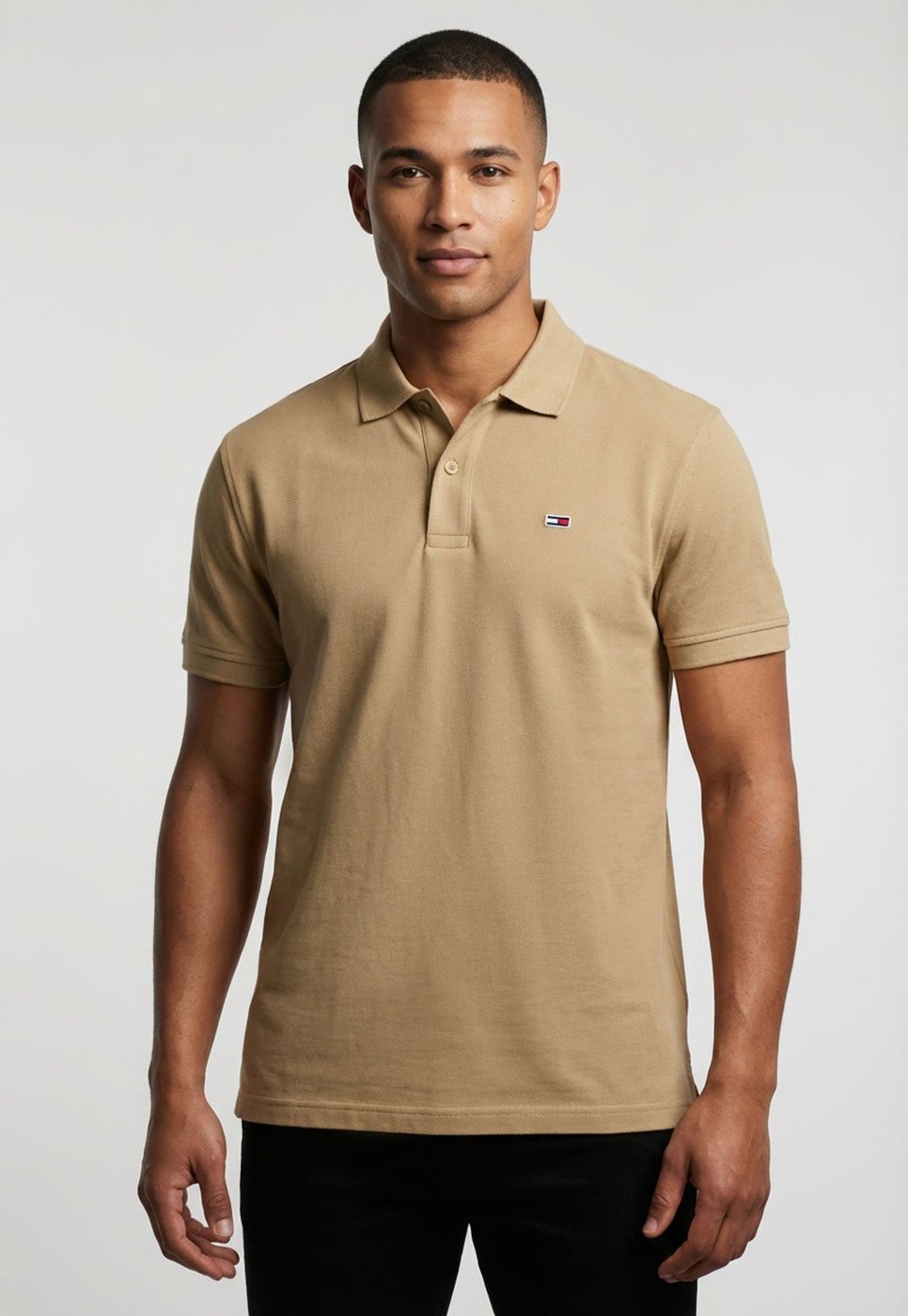 Imagem principal Camisa Polo Masculina Tommy Jeans TJM REG BADGE TEE EXT bege Tommy Jeans bege