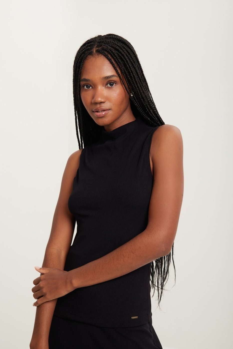 Imagem principal Blusa Sem Mangas Canelada Com Gola Alta Em Malha Lez a Lez poás Lez a Lez poás