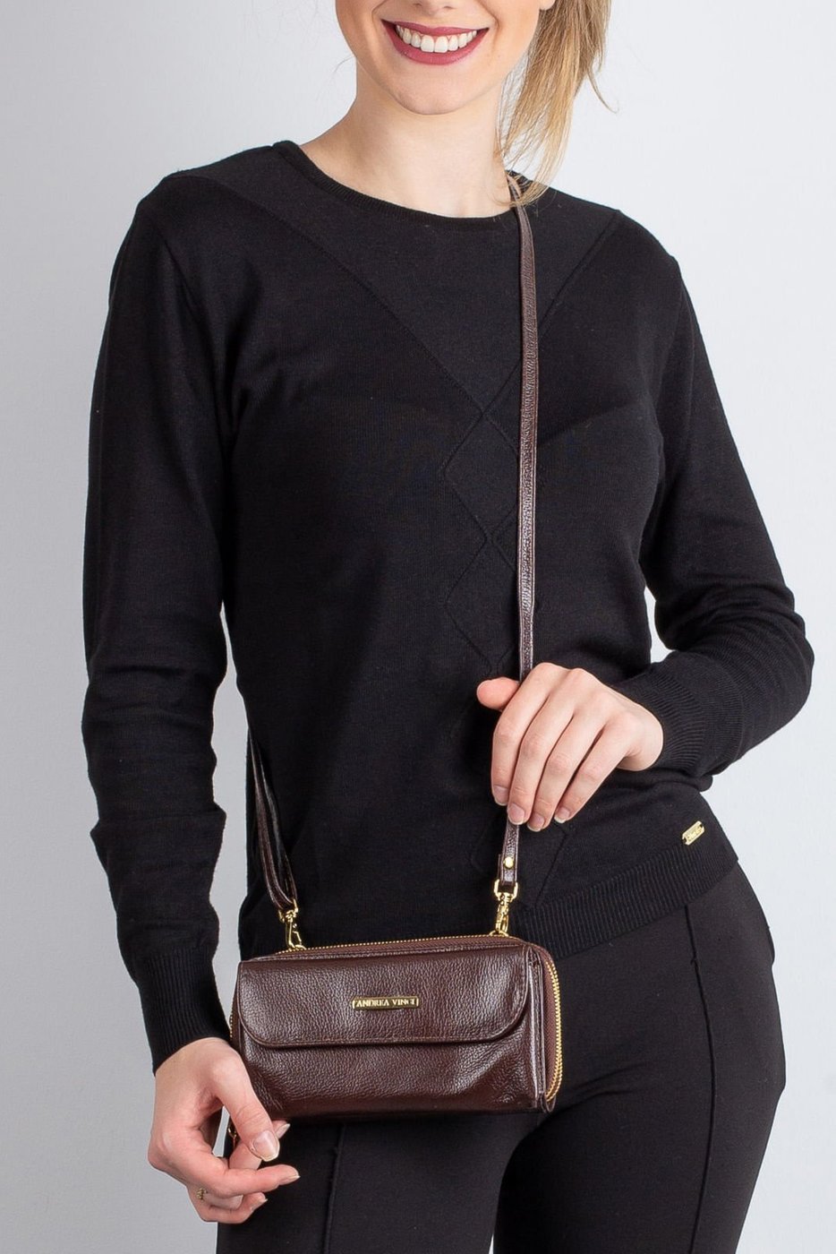 Imagem principal Carteira feminina de couro liso com alça Tania 10,5x19cm - Café Andrea Vinci vermelho Andrea Vinci vermelho