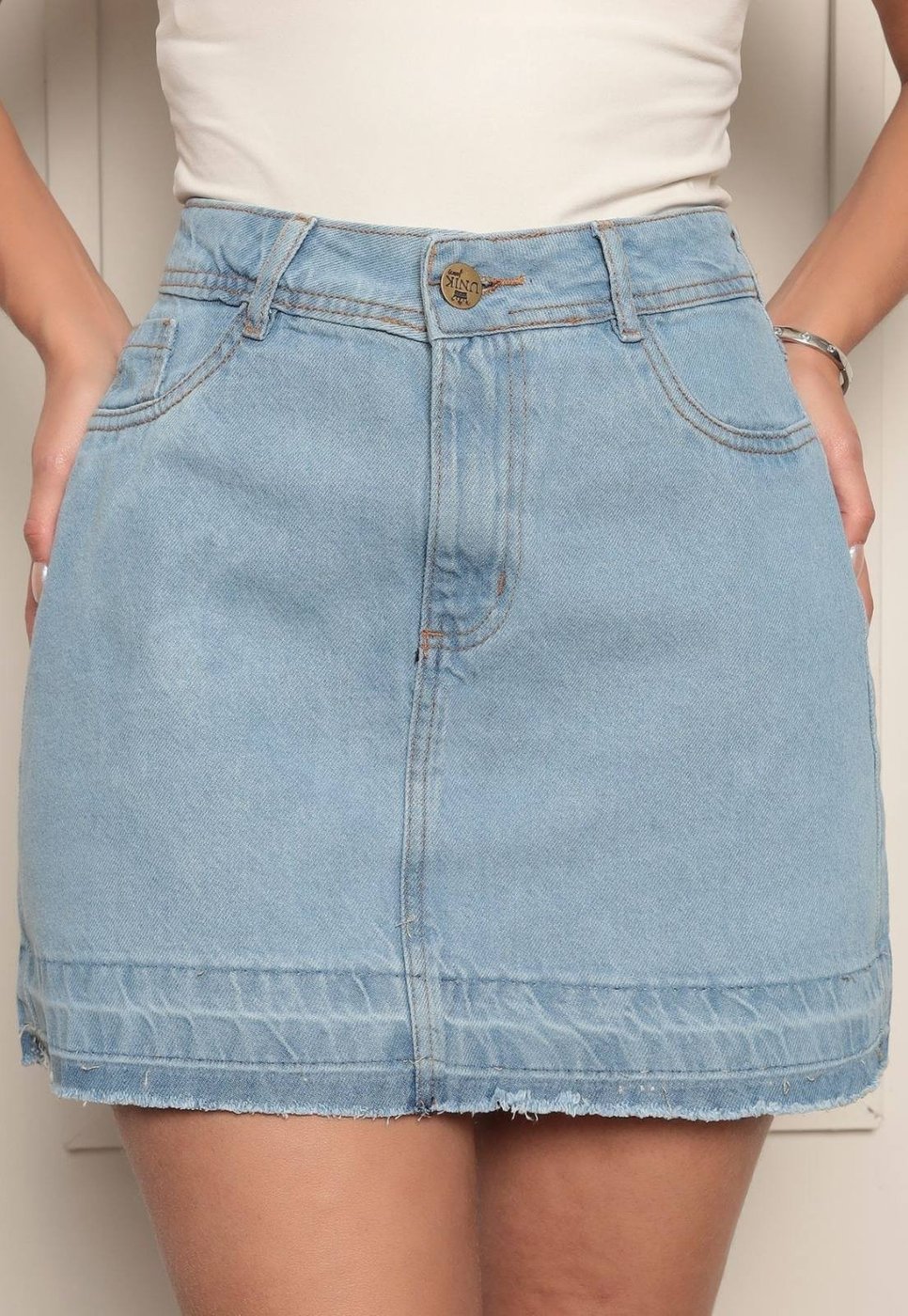 Saia Feminina Cintura Alta Ethereal Jeans Confortável e Estilosa Com Barra Lavagem Clara