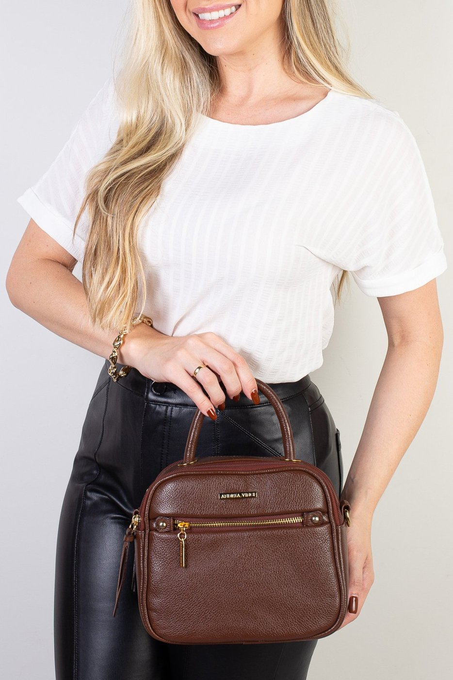 Bolsa Andrea Vinci Baú Pequena De Couro Liso Transversal Catarina - Whisky