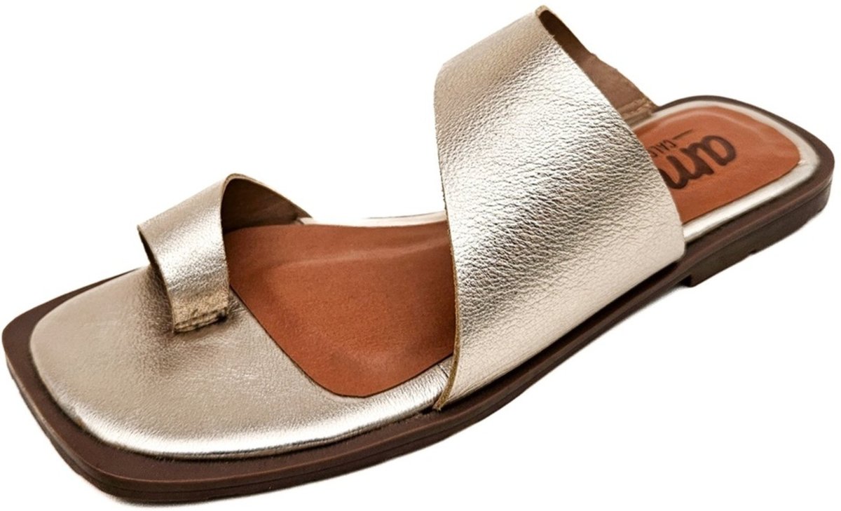 Sandália Rasteira em Couro Amo Calçados Lori Dourada