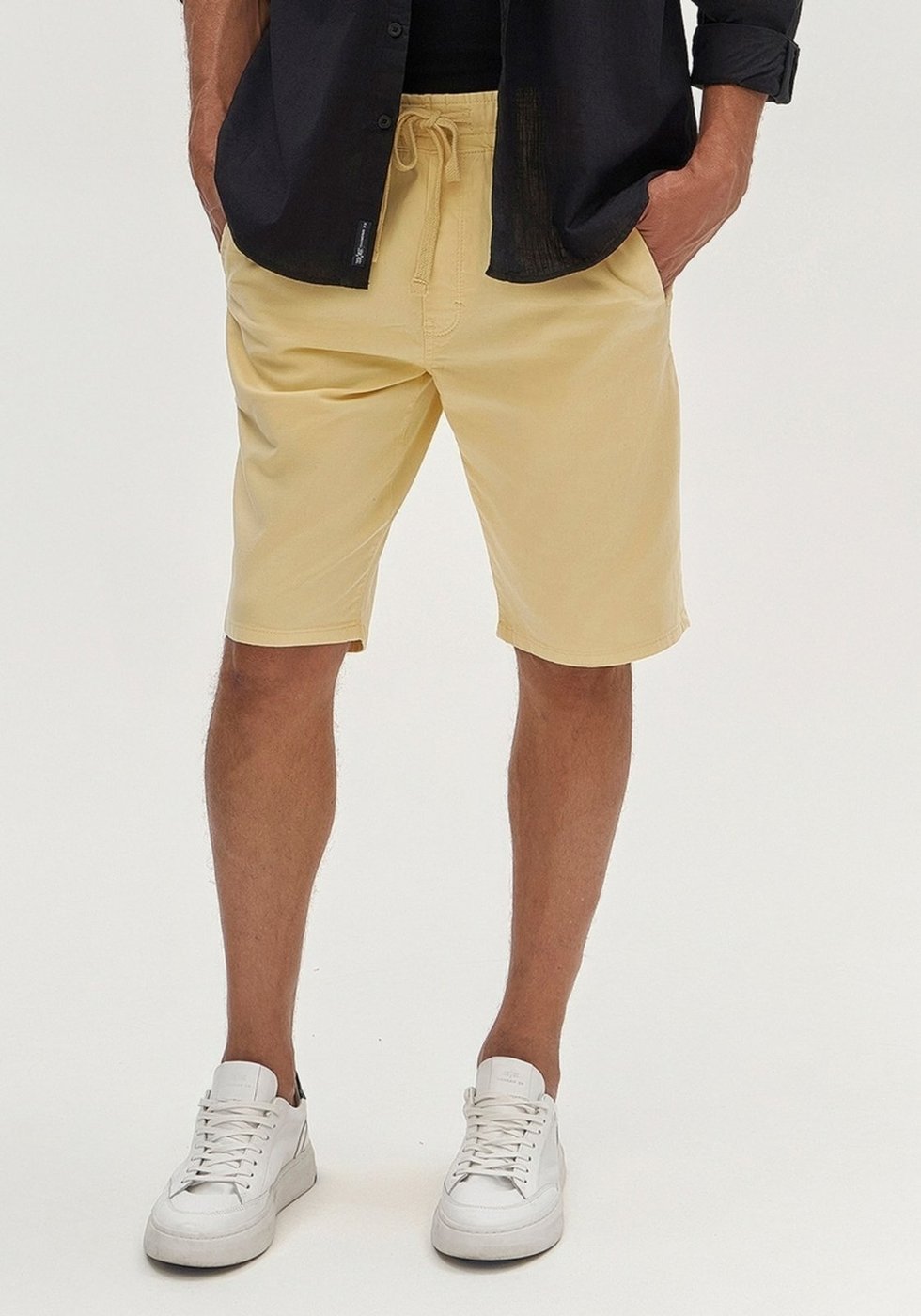 Bermuda Jogging Com Bolsos Em Sarja Denim Malha