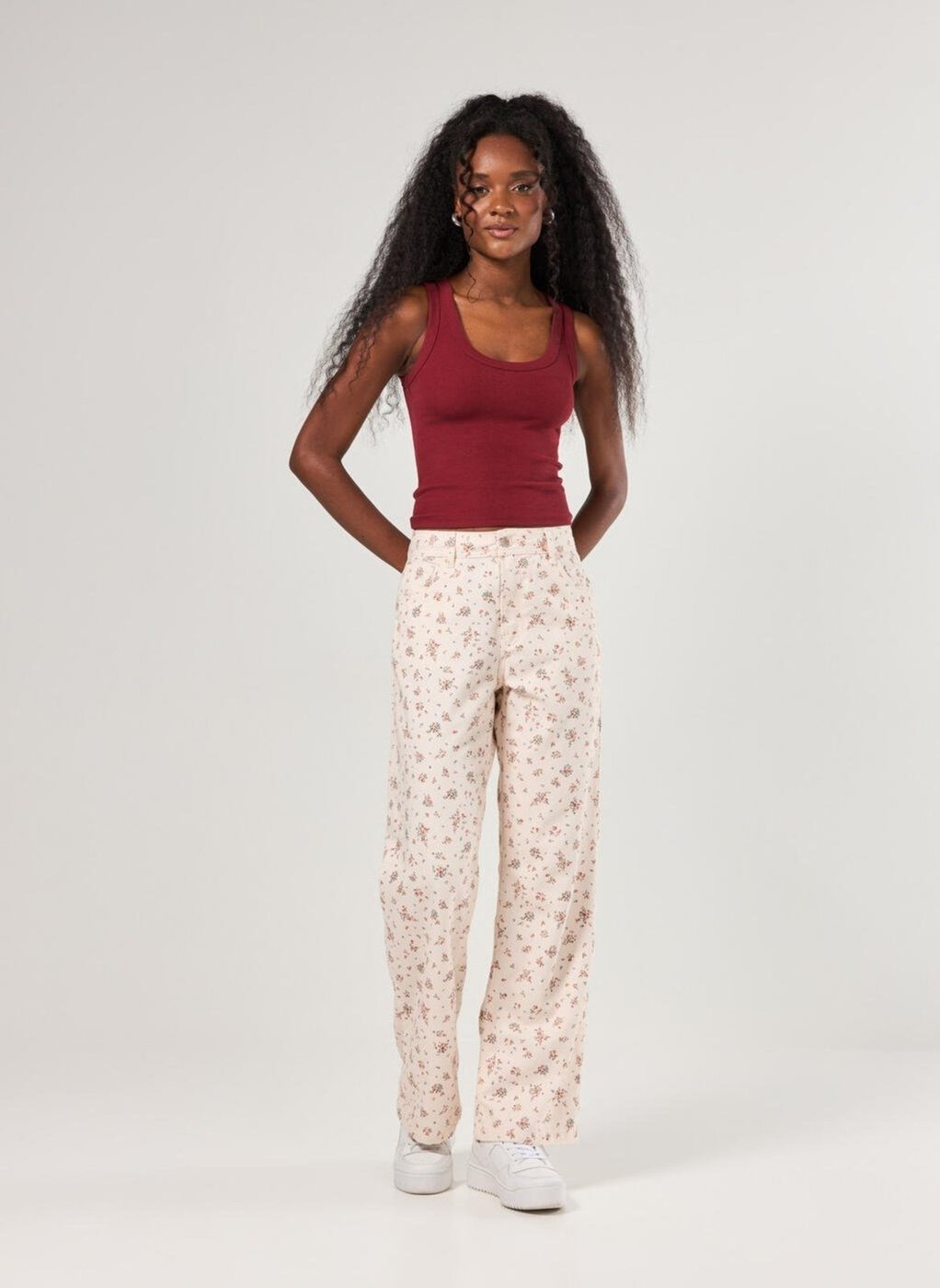 Calça Wide Leg Sarja Off Florzinhas