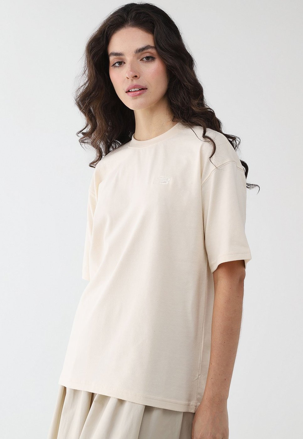 Imagem principal Camiseta Feminina New Balance Oversized Small Logo Off-White off-white white New Balance off-white white