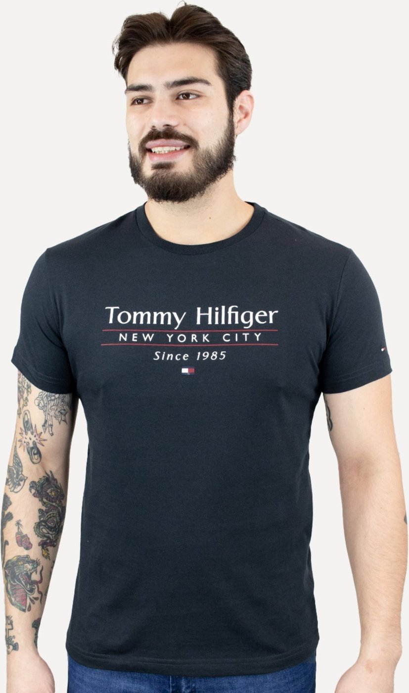 Imagem principal Camiseta Tommy Hilfiger Masculina Center Stack azul marinho Tommy Hilfiger azul marinho