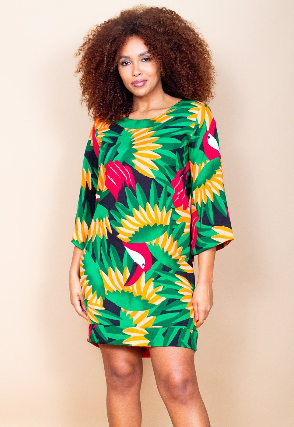 Vestido Curto Cabanafree Balli Manga Ampla Estampa Festas dos Tucanos