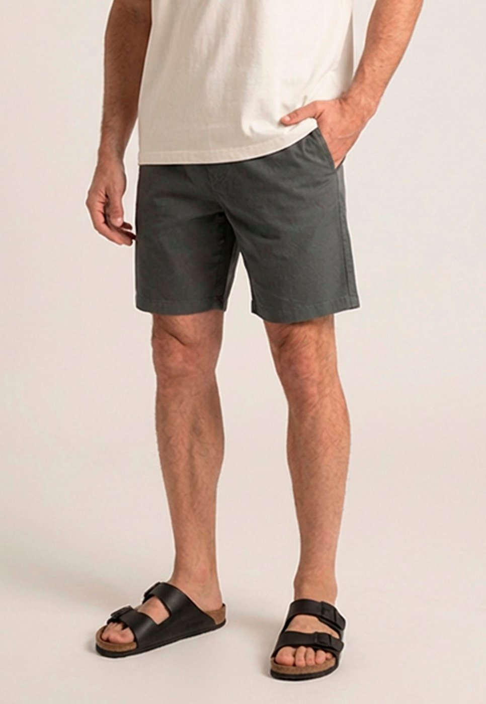 Imagem principal Bermuda Masculina Sarja Slim Fit com Cós Elástico e Cordão Conforto Mobilidade e Estilo Casual Macaw cinza Macaw cinza