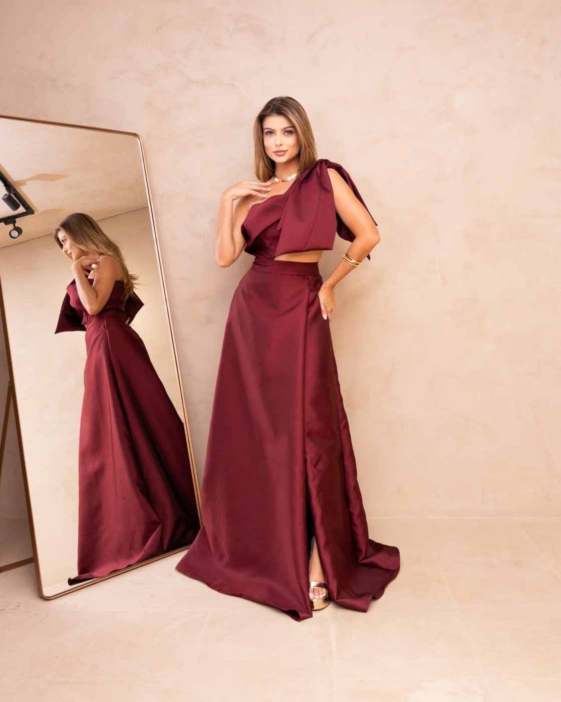 Vestido Longo de Festa Madrinhas Laço Abetura Lateral Acetinado Elegante Taylina Marsala