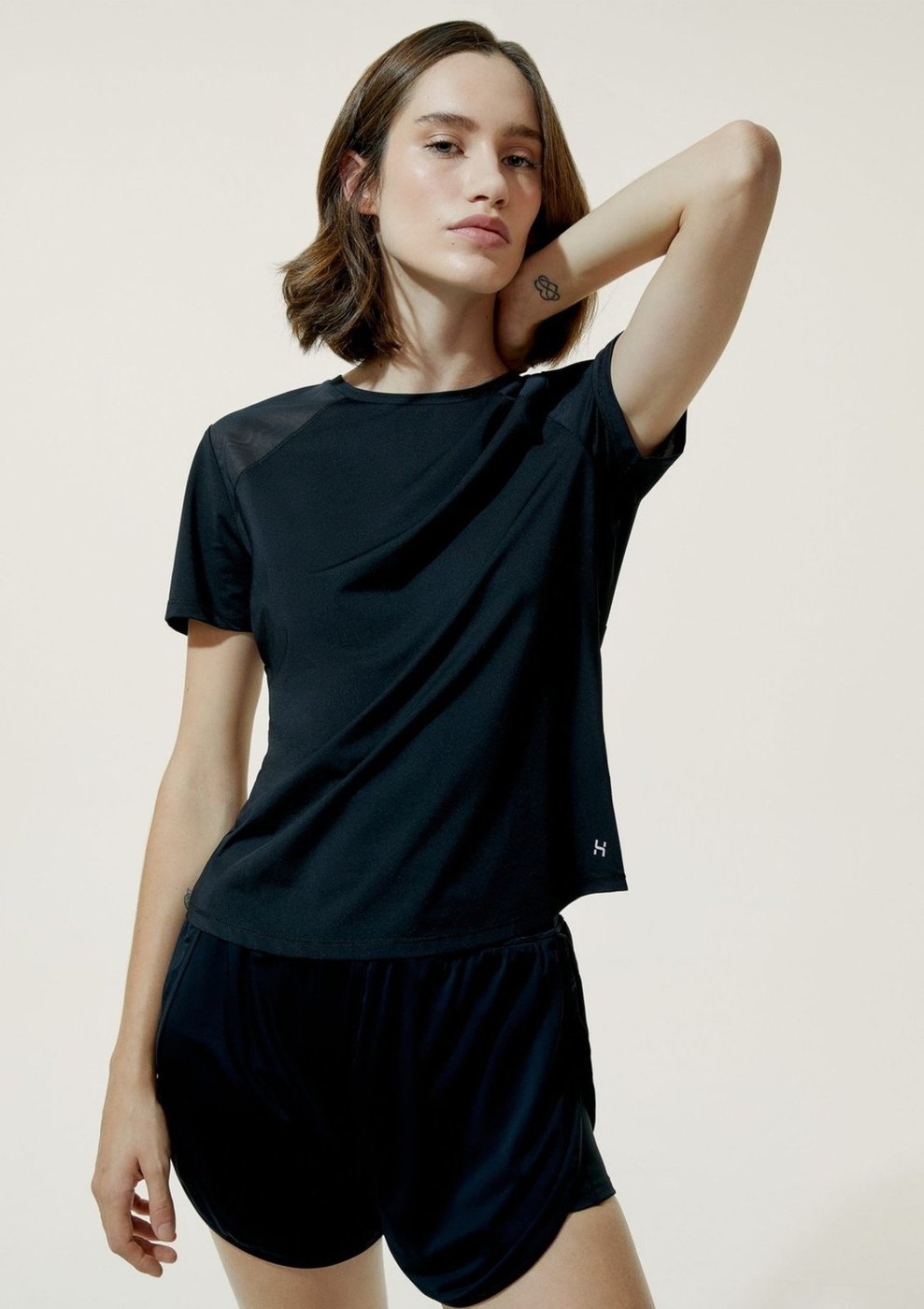 Imagem principal Camiseta Esportiva Feminina Com Tule Hering HERING SPORTS preto HERING SPORTS preto