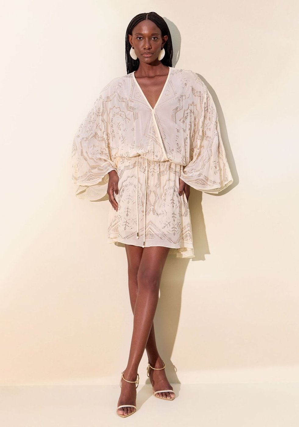 Vestido Curto Manga Morcego Com Cristais