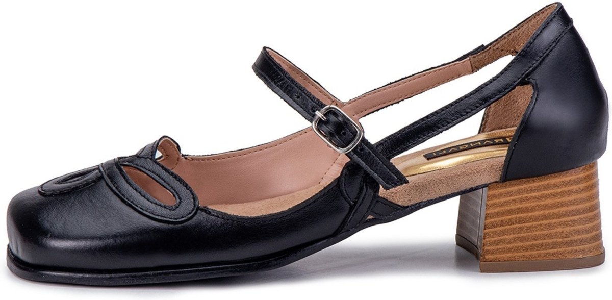 Sapato feminino em couro bico quadrado