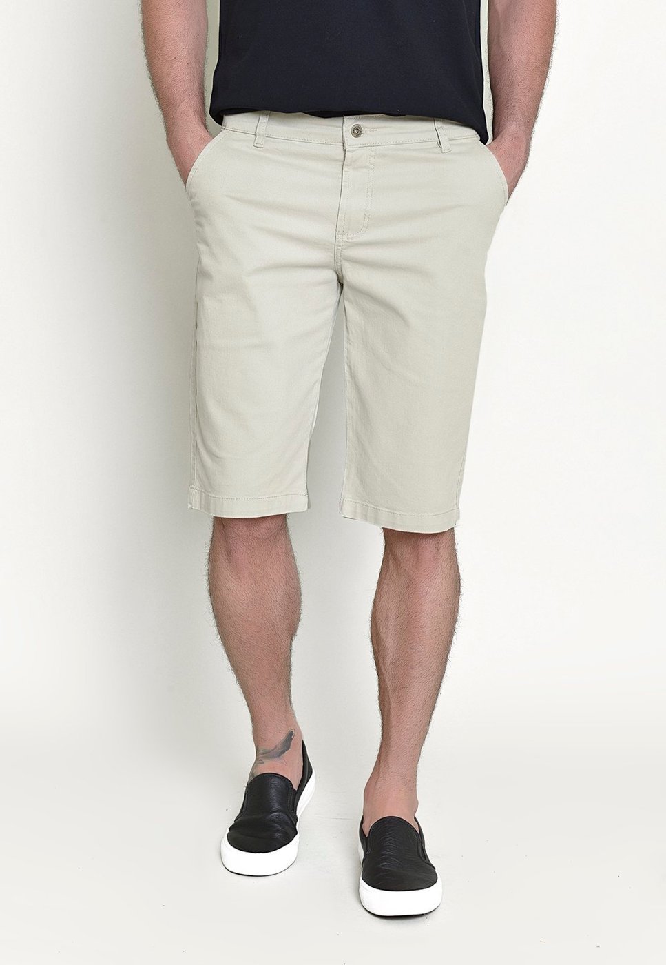 Imagem principal Bermuda Slim Sarja Lemier Collection com Bolso-Faca Color Areia bege bege