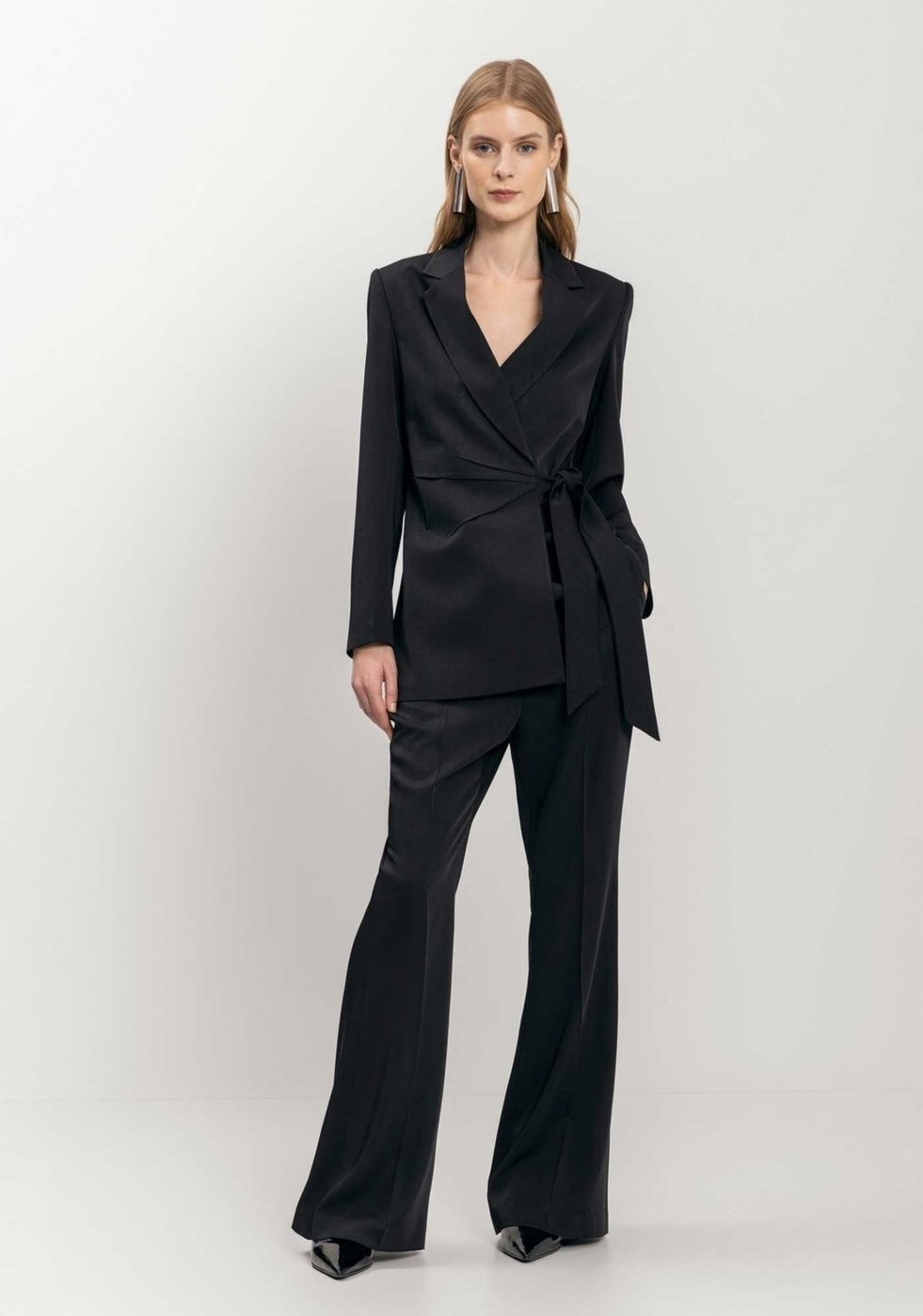 Calça Reta Com Cintura Alta E Vincos