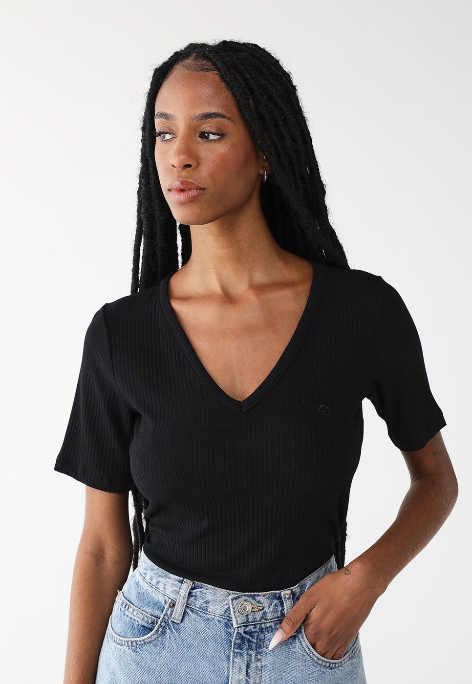 Camiseta Canelada Colcci Ajustada Logo Preta