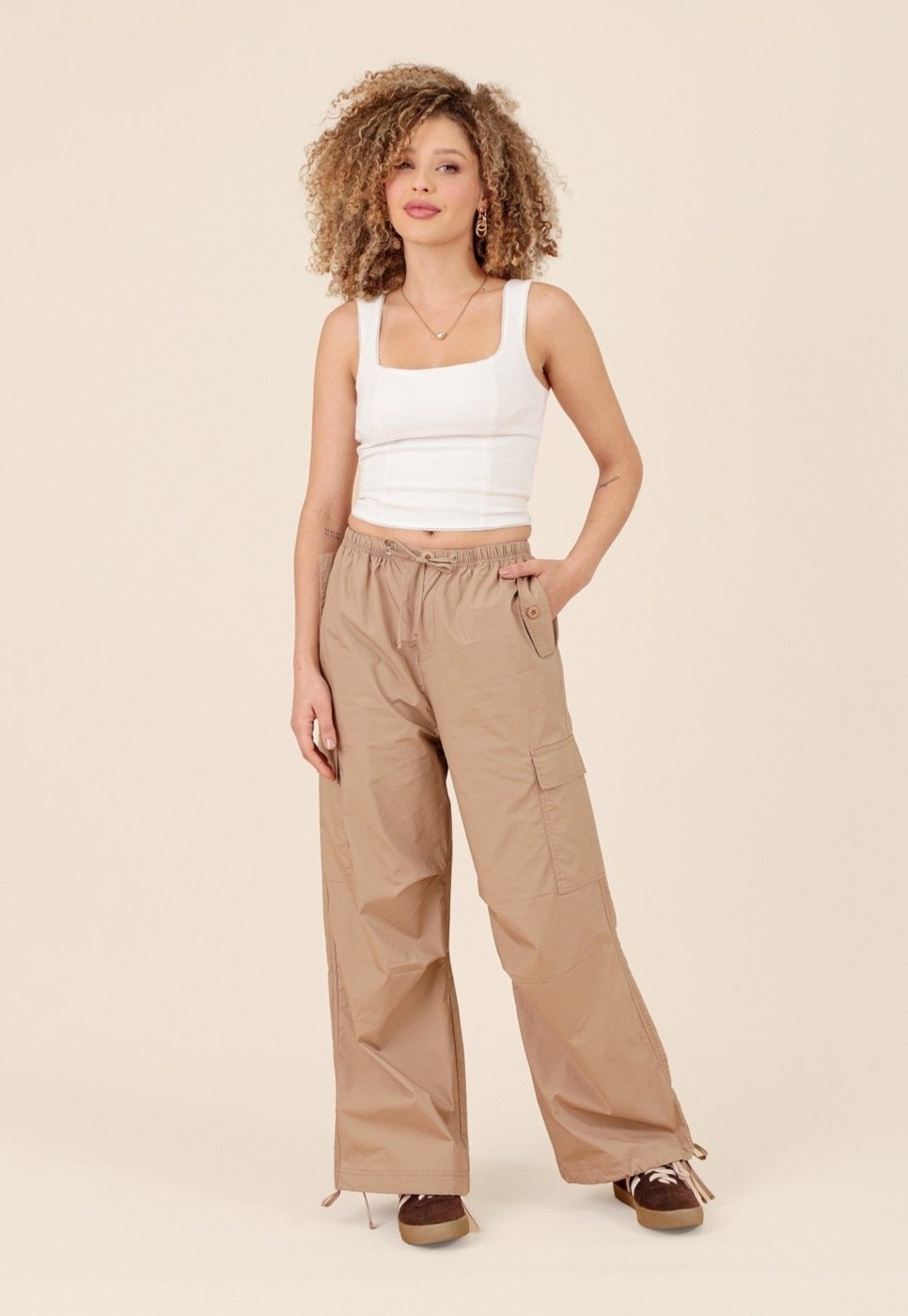 Calça Parachute Pop Me Bolso Cargo Puxador Barra Caqui