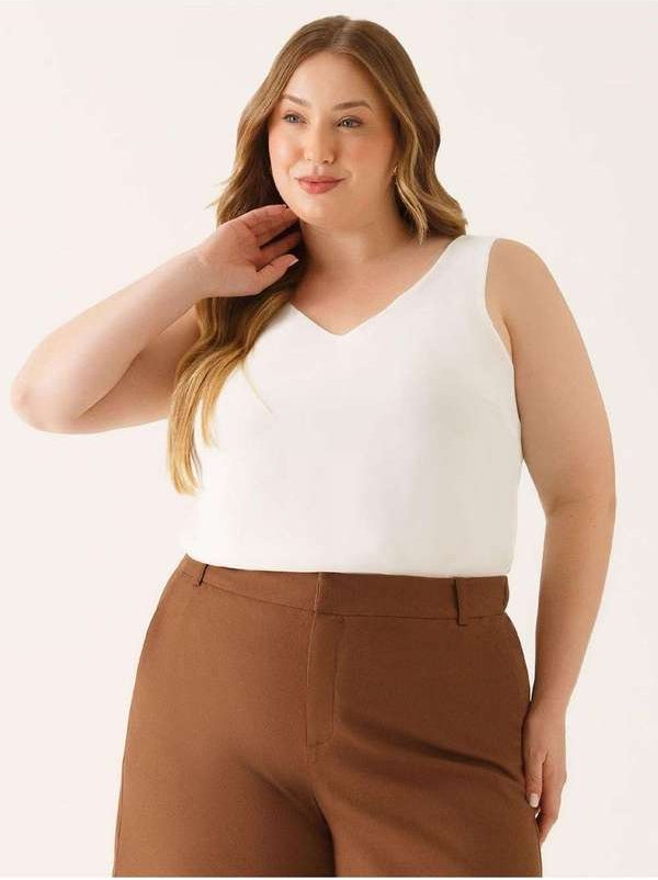 Regata com Decote V Plus Size Off White Bernadina